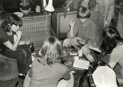 600143 Afbeelding van enkele bewoners van de experimentele flat Marowijnedreef 1-51 te Utrecht tijdens een kaartavond ...